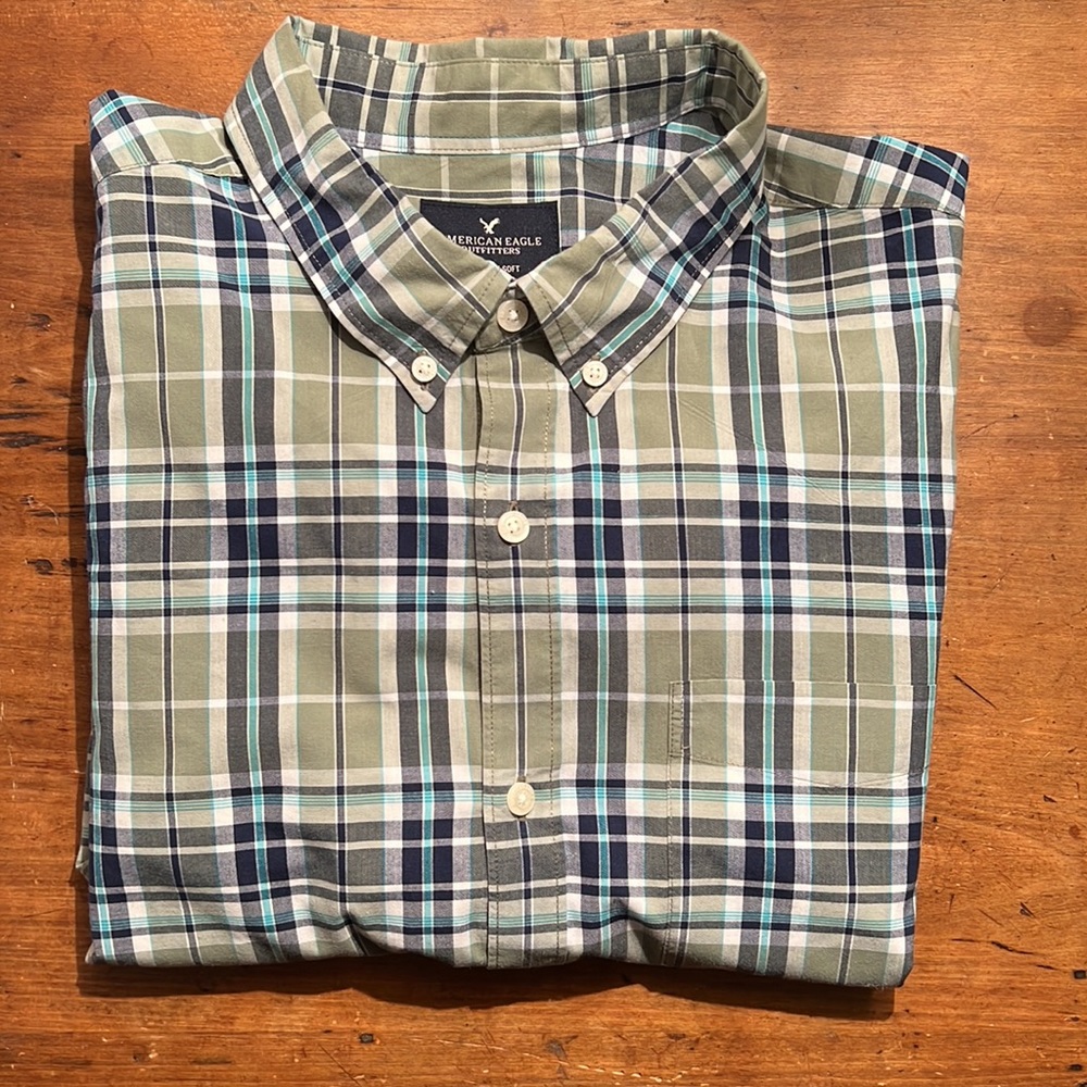 American Eagle long-sleeve plaid button-up shirt